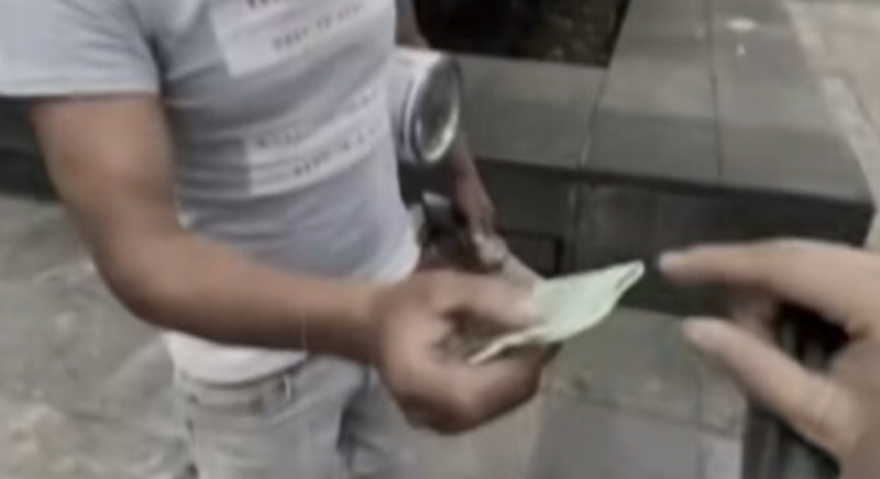 “Según el sapo, la pedrada”: boleros en CDMX cobran más de 400 pesos a jóvenes por boleada