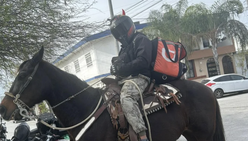 Repartidor de Didi se queda sin moto y entrega pedidos montando a caballo en NL y