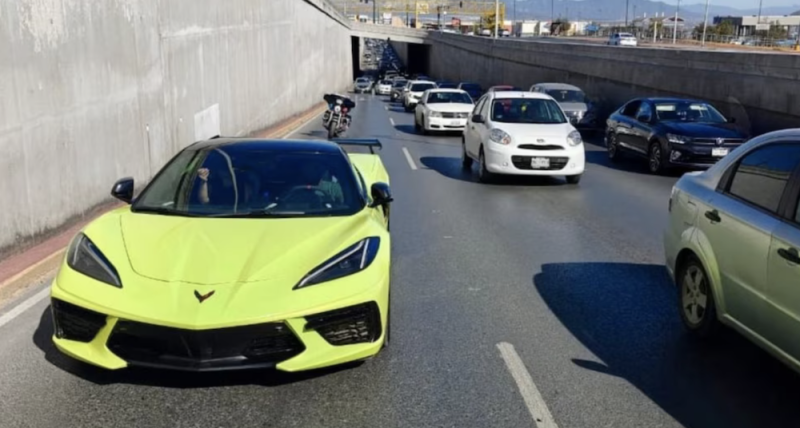 Corvette de 3 millones de pesos se queda sin gasolina en Monterrey y desata burlas