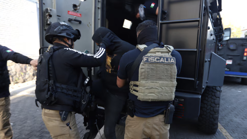 Procesan a 13 sujetos que quemaron vehículos en Jalisco tras la muerte de El M3ncho