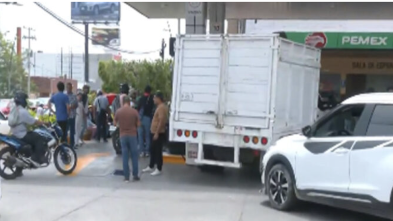 Maestros de la CNTE toman gasolineras y regalan 10 litros por vehículo y 5 por motocicleta