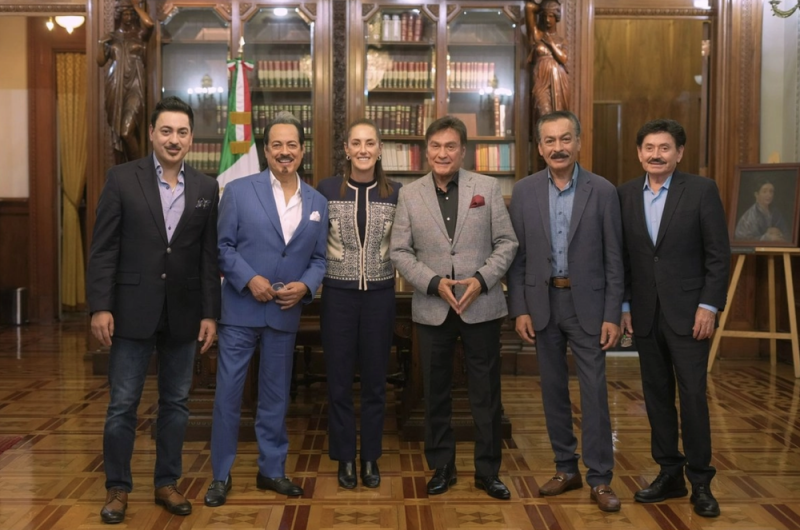 Sheinbaum recibe a Los Tigres del Norte en Palacio Nacional y celebra su legado 