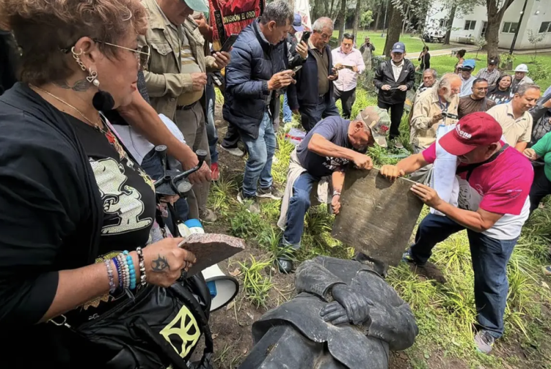 Ex electricistas de LyFC dañan estatua caída de Felipe Calderón en Los Pinos