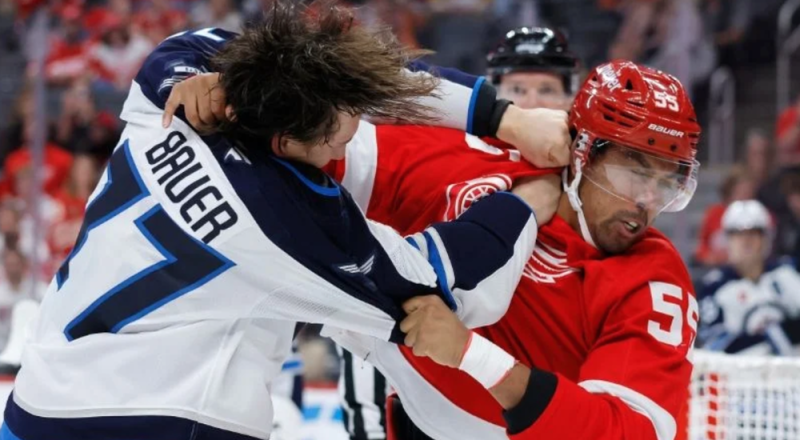 Captan el momento exacto en que dos jugadores de hockey se agarran a g0lp3s en pleno partido