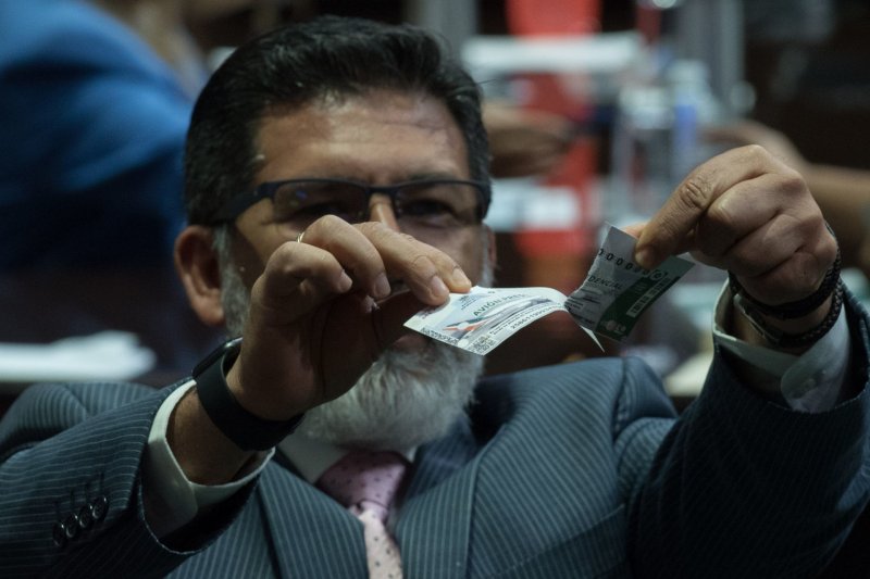 Reclaman panistas a AMLO rompiendo ‘cachitos’ de la rifa del avión presidencial