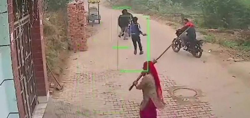 Mujer ahuyenta a delincuentes armados ¡con una escoba! y se viraliza