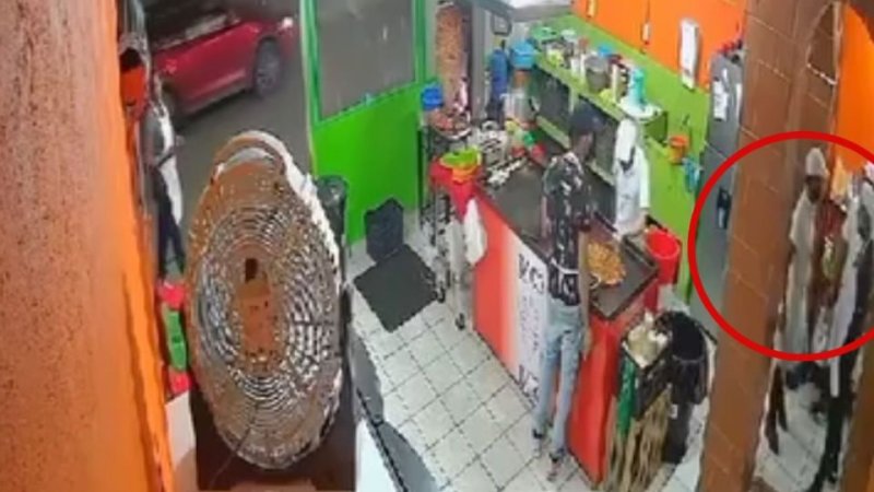 VIDEO: taquero ataca a puñaladas a su compañero frente a otros empleados