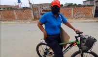 Maestra visita en bicicleta a sus alumnos que NO tienen INTERNET para darles CLASES (VIDEO)