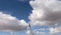 VIDEO FUERTE: Acróbata muere al intentar llegar a la atmósfera en cohete que él mismo fabricó