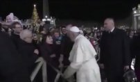 Papa Francisco pide perdón por manotear a mujer que le tomó la mano 