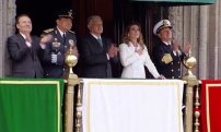 Beatriz Rodríguez Muller rompe en llanto luego de entonar el himno en el desfile militar