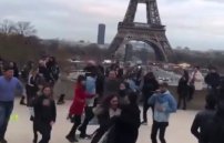 CAMPEONES: con “La Chona”, mexicanos ponen a bailar a todos en la Torre Eiffel. 