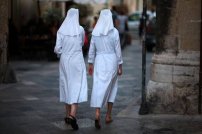 Dos Jovenes monjas regresan embarazadas de misión en África.
