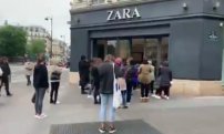 Hacen largas colas para entrar a ZARA tras cese de confinamiento en Paris