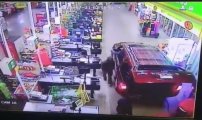 Ladrones entran con camioneta a Bodega Aurrerá para robarse cajero automático 