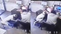 VIDEO: Perrito arrastra una silla para sentarse al lado de su amo. 