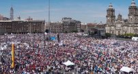 Más de 100 mil personas se reúnen en el Zócalo para apoyar a AMLO a un primer año en el poder