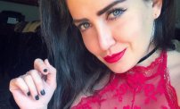 Celia Lora paraliza Instagram con foto donde solo viste pantimedias y enseña todo.
