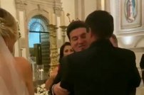 Samuel García y Mariana Rdz se pasan por el arco del triunfo emergencia y se casan.