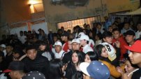 Policías desalojan a cientos de jóvenes que hacían fiesta masiva en Ecatepec