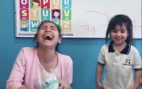 VIDEO: Despiden a maestra luego de que hizo una cruel broma a una niña de kínder.