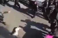 Sujetos lanzan su pitbull contra policías, los ataca y uniformados le dan muerte 