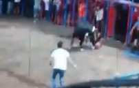 VIDEO: Toro embiste cruelmente a un niño de 12 años que cayó al ruedo. 
