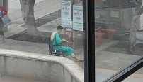 Paciente del IMSS abandona el hospital en bata y silla de ruedas y cansado de esperar.