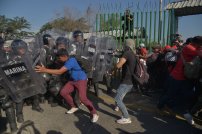 Guardia Nacional impide paso a caravana migrante en frontera con Guatemala