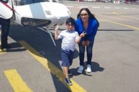 Funcionaria de Iztacalco festeja el cumpleaños de su hijo con vuelo en helicóptero.