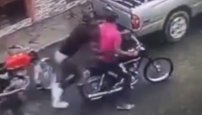 VIDEO: Ladrones idiotas olvidan su motocicleta luego de realizar un atraco