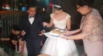 VIDEO: Novios festejan su boda llevando comida a hospital infantil. 