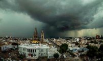 Guadalajara de impregna a olor de tierra mojada por primer lluvia de temporada y tapatíos festejan