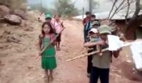 VIDEO: Niños armados con palos se declaran autodefensas en Guerrero.