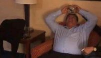 VIDEO: alcalde panista de Tuxpan en habitación de hotel, con mujeres y empinándose una botella
