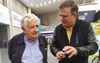 Así recibió Marcelo Ebrard a José Mujica en el Aeropuerto de la CDMX. 