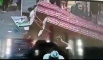 Muro de cajas cae encima a mujer en mercado de abastos (VIDEO)