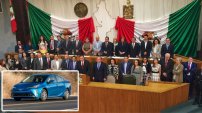 Diputados de Nuevo León se compran 24 autos para rifárselos de Navidad entre ellos. 
