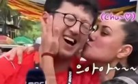 Aficionada sorprende a reportero coreano besándolo durante transmisión En Vivo
