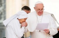 Monjas sí, feligreses no; Papa desata polémica por esquivar besos de fieles.