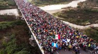 Se aproxima a México la caravana más grande de la historia con 20 mil migrantes.
