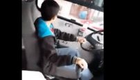  Captan a niño conduciendo camión urbano por calles de la CDMX.