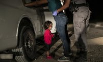 Foto de niña hondureña llorando mientras detienen a su madre en la frontera, gana el World Press.