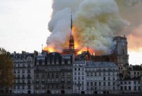 Se derrumba la aguja de la catedral de Notre Dame de París debido al feroz incendio (VIDEO)