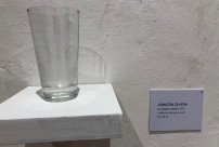 Un vaso de agua sobre la repisa: la supuesta obra de arte que despertó la polémica. 