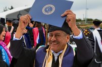 Mexicano de 58 años se gradúa con honores en universidad de EU