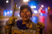 Nancy, la mujer que barre las calles por las noches para pagar la universidad de su hija