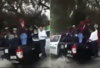 Policías rescatan a pasajeros en una combi que era arrastrada por el agua (VIDEO)