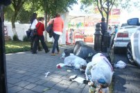 Arrestan a hombre por tirar basura en la calle en Toluca