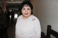 Tachan de ridícula a Carmen Salinas por barrer la tumba de Edith González